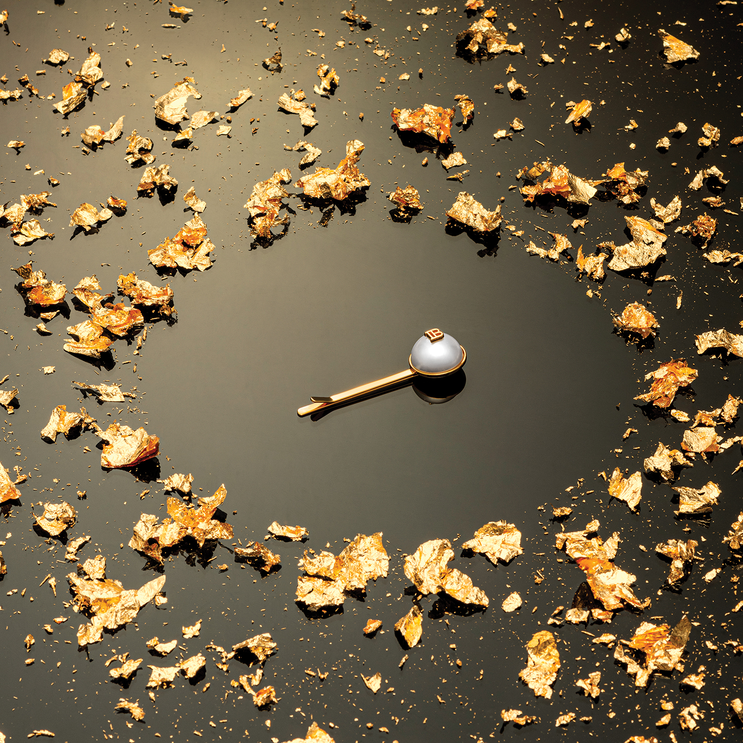 KAMPAŅA – BALMAIN HAIR Anniversary Gold & Pearl Hair Clip - Image 3